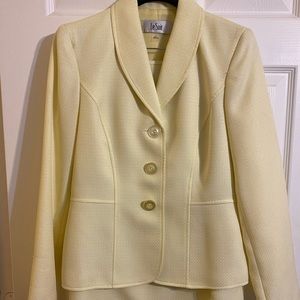 Le Suit Skirt Suit Size 4